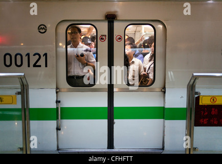 Pendolari sulla metropolitana di Shanghai Foto Stock