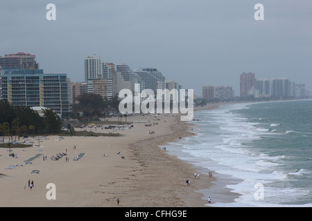 La nebbia avvolge la spiaggia di Fort Lauderdale, Florida, Stati Uniti d'America Foto Stock