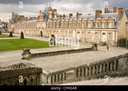 Una signora a piedi a Fontainbleau Palace a Parigi Foto Stock