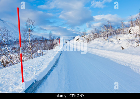 In auto distanza sulla coperta di neve road vicino Sjursnes Troms Nord Norvegia Scandinavia Europa Foto Stock