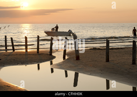 Riflessioni sulla spiaggia in acqua, tramonto sul Lago Huron, ON, Canada Foto Stock