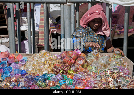 Donna vendita di bracciali tradizionali (bracciali). Nasik. Maharastra. India Foto Stock