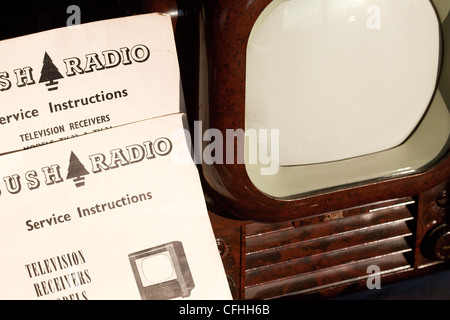 Bush TV22 dal 1950, classic, Bakelite TV, in vendita come asta molto lungo con manuale di istruzioni e schemi circuitali.Montrose Regno Unito Foto Stock