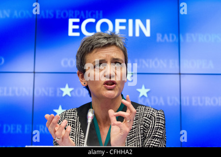 Il Commissario europeo per la concorrenza Margrethe Vestager parlando riunione dell Unione Europea Foto Stock