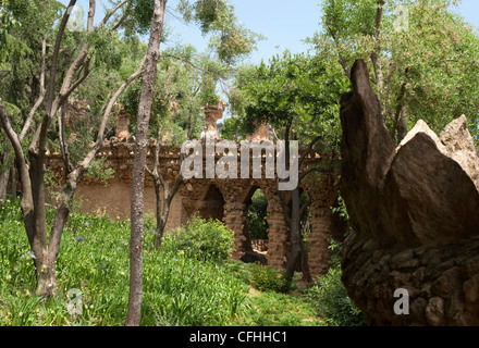 Una passerella a schiera nella vegetazione nel Parco Guell di Barcellona Foto Stock