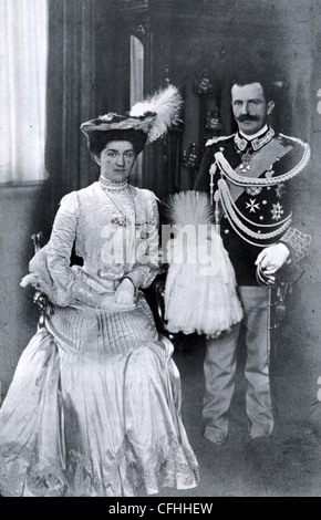 Il re Vittorio Emanuele III DI ITALIA con la moglie Maria Regina Elena in novembre 1903 Foto Stock