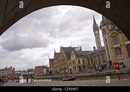 Vista orizzontale della storica Graslei e Korenlei lungo il fiume Leie da Sint Michielsbrug Bridge, St Michael's Bridge a Gand, Belgio Foto Stock