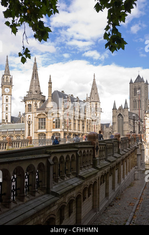 In orizzontale ampia angolazione del vecchio ufficio postale, St Nicholas' la Chiesa e il campanile di Gand da Sint St Michielsbrug Bridge a Gand, Belgio Foto Stock