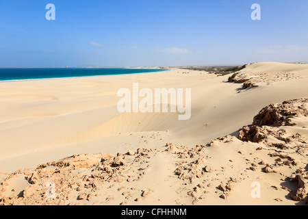 Le rocce vulcaniche e le dune di sabbia sulla bellissima spiaggia di sabbia bianca di Praia de Chaves, Rabil, Boa Vista, Isole di Capo Verde Foto Stock