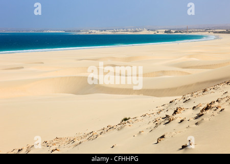 Praia de Chaves, Rabil, Boa Vista, Isole di Capo Verde. Le rocce vulcaniche e le dune di sabbia sulla spiaggia di sabbia bianca immacolata Foto Stock