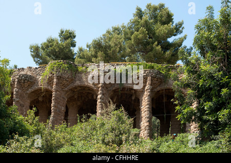 Una passerella a schiera nella vegetazione nel Parco Guell di Barcellona Foto Stock