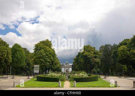 Orizzontale di un ampio angolo di visione dell'arco trionfale e un busto commemorativo di Robert Schuman presso il Parc du Cinquantenaire di Bruxelles in Belgio Foto Stock