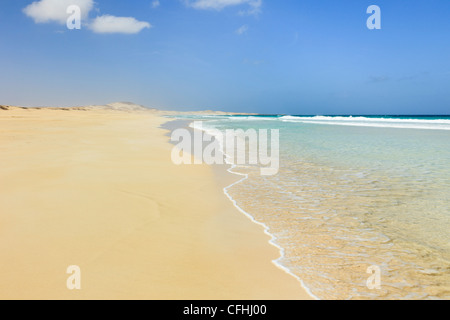 Praia de Chaves, Rabil, Boa Vista, Isole di Capo Verde. Vista lungo la linea costiera di vuota lunga spiaggia di sabbia bianca con mare turchese Foto Stock