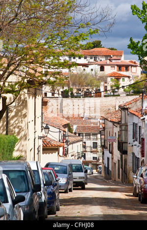 A Chinchon, Spagna, strade affollate su una ripida collina. Foto Stock