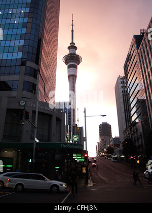 Serata in scena a Auckland Nuova Zelanda guardando verso la Sky Tower Foto Stock