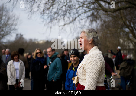 Un altoparlante femmina a Speakers Corner in Hyde Park a Londra Foto Stock