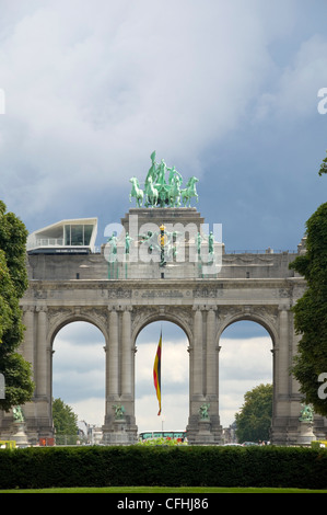 Verticale di vista ravvicinata della quadriga di Brabant sulla parte superiore dell'Arco Trionfale in Parc du Cinquantenaire nel centro di Bruxelles, Belgio Foto Stock