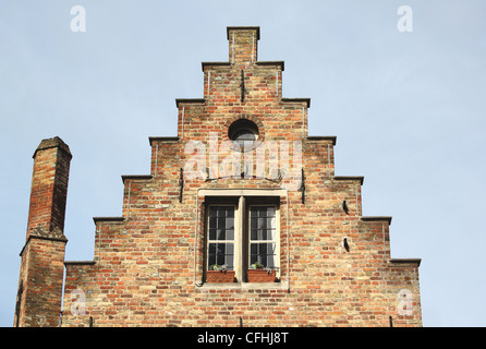 Un tetto a gradini e il camino in Bruges Foto Stock