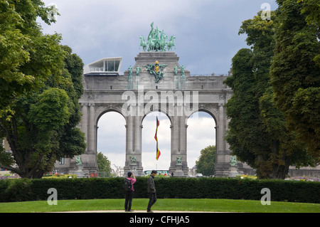 Orizzontale di vista ravvicinata della quadriga di Brabant sulla parte superiore dell'Arco Trionfale in Parc du Cinquantenaire nel centro di Bruxelles, Belgio Foto Stock