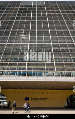 Verticale di un ampio angolo di visione dell'esterno dell'edificio Berlaymont, HQ per la Commissione europea, nel centro di Bruxelles, Belgio Foto Stock