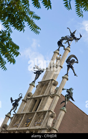 Chiudere verticale fino a sei diavoli danzanti sul tetto di Metselaarshuis, aka Casa dei muratori Guild, a Gand, Belgio Foto Stock