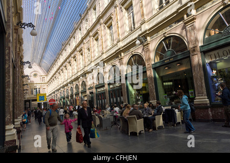 In orizzontale ampia angolo all'interno del sorprendente galleria coperta delle Galeries Royal St Hubert nel centro di Bruxelles, Belgio Foto Stock