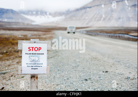 Un segno avverte circa gli orsi polari in NY Alesund, Spitzbergen. Foto Stock