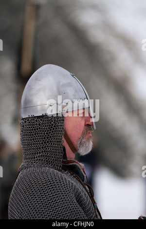 Viking ri-enactor indossando mail a catena. un casco e portante la spada al ventisettesimo JORVIK annuale Festival in York, Regno Unito Foto Stock