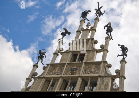 Chiudere orizzontale dei 6 demoni danzanti sulla sommità del Metselaarshuis, aka Casa dei muratori Guild, a Gand, Belgio Foto Stock