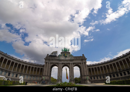 In orizzontale ampia angolo dell'arco trionfale nel Parc du Cinquantenaire in una giornata di sole, Bruxelles, Belgio Foto Stock