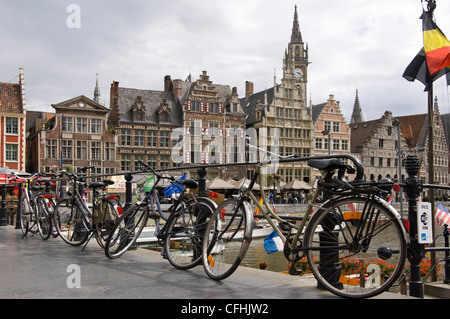 Vista orizzontale di biciclette bloccato sul ponte Grasbrug con Graslei in background nel centro di Ghent, Belgio Foto Stock