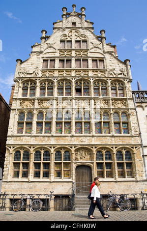 Vista verticale di uno storico edificio a capanna, Gildehuis van de Vrije Schippers sul Graslei nel centro di Ghent, Belgio Foto Stock