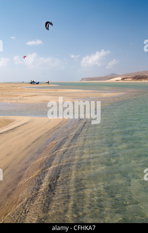 Il kitesurfing sulla spiaggia di Sotavento a Fuerteventura Isole Canarie Foto Stock