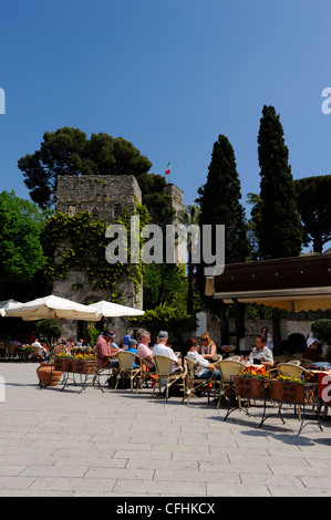 Il solo luogo che sembra essere occupato nella graziosa cittadina di Ravello è Piazza Duomo. Vita Oherwise è facile andare e movimento lento in Foto Stock