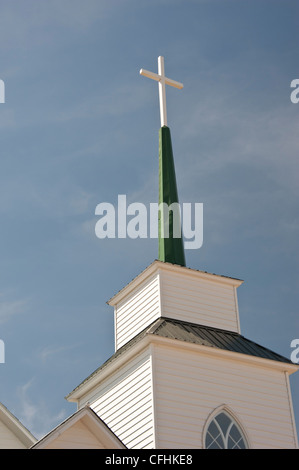 Croce sulla sommità del Sacro Cuore della Chiesa cattolica in Inverness, Montana. Foto Stock