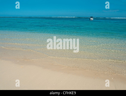 Sabbia dorata e acque turchesi dell'Oceano Indiano in Mauritius Foto Stock