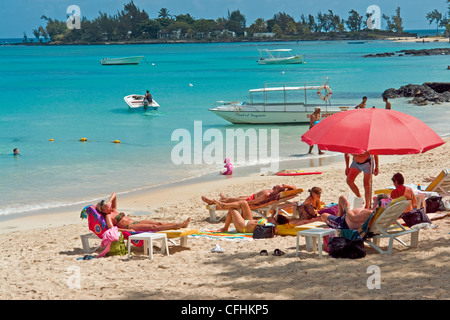 La popolare spiaggia di Pereybere sulla costa nord dell'Oceano indiano Isole Mauritius Foto Stock