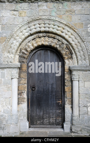 Arco Normanno nel sud-ovest della porta Chichester Cathedral. Foto Stock