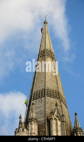 Steeplejacks lavorando sulla guglia di Chichester Cathedral. Foto Stock