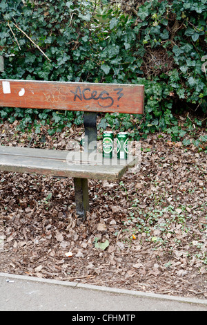 Vuoto di lattine di birra a sinistra su una panchina nel parco Foto Stock