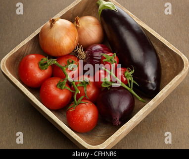 Ciotola di legno con verdure fresche Foto Stock