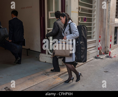 Parigi, Francia, l'Orchestra Sinfonica nordcoreana "The Unhasu Orchestra" insieme a "radio France Philharmonic Orchestra" eseguono il primo concerto in Europa, al Teatro Salle Playel, andando al lavoro a parigi Foto Stock