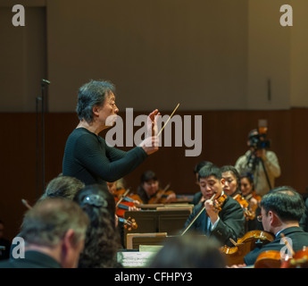 Parigi, Francia, nord coreana Symphony Orchestra "l'Orchestra Unhasu' insieme con "Radio France Philharmonic Orchestra' eseguire il primo concerto in Europa sotto la bacchetta del celebre Sud conduttore coreano Myung-Whun Chung, nella Salle Playel Theatre, 14 marzo 2012 Foto Stock