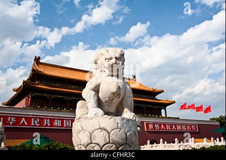 Il leone di pietra di fronte a piazza Tiananmen Foto Stock