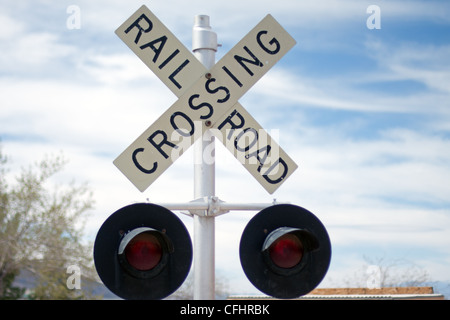 Vintage ferrovia strada segno di incrocio con il semaforo rosso Foto Stock