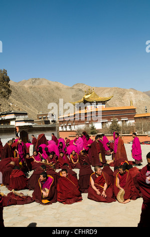 Monaci buddisti tibetani nel monastero di Labrang a Xiahe. Foto Stock