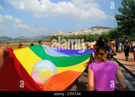 Perugia - Assisi 25 settembre 2011 : la marcia della Pace ha 50 anni. 200,000 persone in marcia. Bandiera della pace e paesaggio di Assisi. Foto Stock