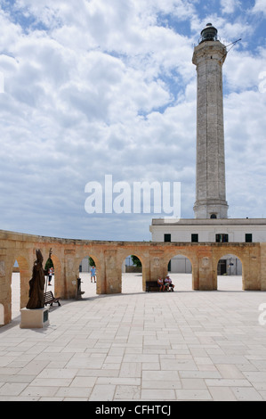 Vista di Santa Maria di Leuca (Italia) santuario quadrato con una torre faro. Foto Stock