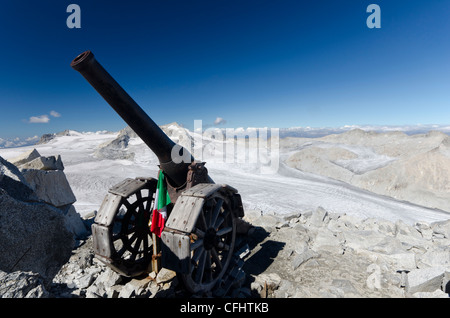 Italia Trentino Alto Adige Parco Naturale Adamello Brenta Cresta Croce di montagna pistola cannone utilizzato italiani durante la Prima Guerra Mondiale Foto Stock