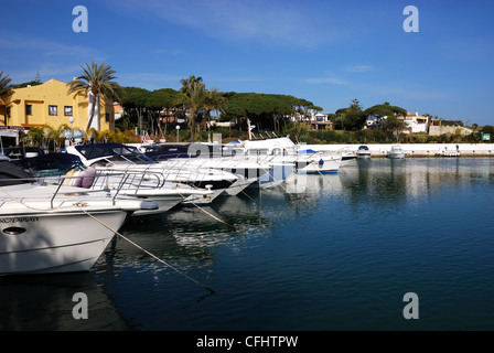 Le barche nel porto, Puerto Cabopino, Costa del Sol, provincia di Malaga, Andalusia, Spagna, Europa occidentale. Foto Stock